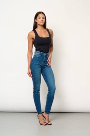Juliana Motta — fit model, Hands by TDA