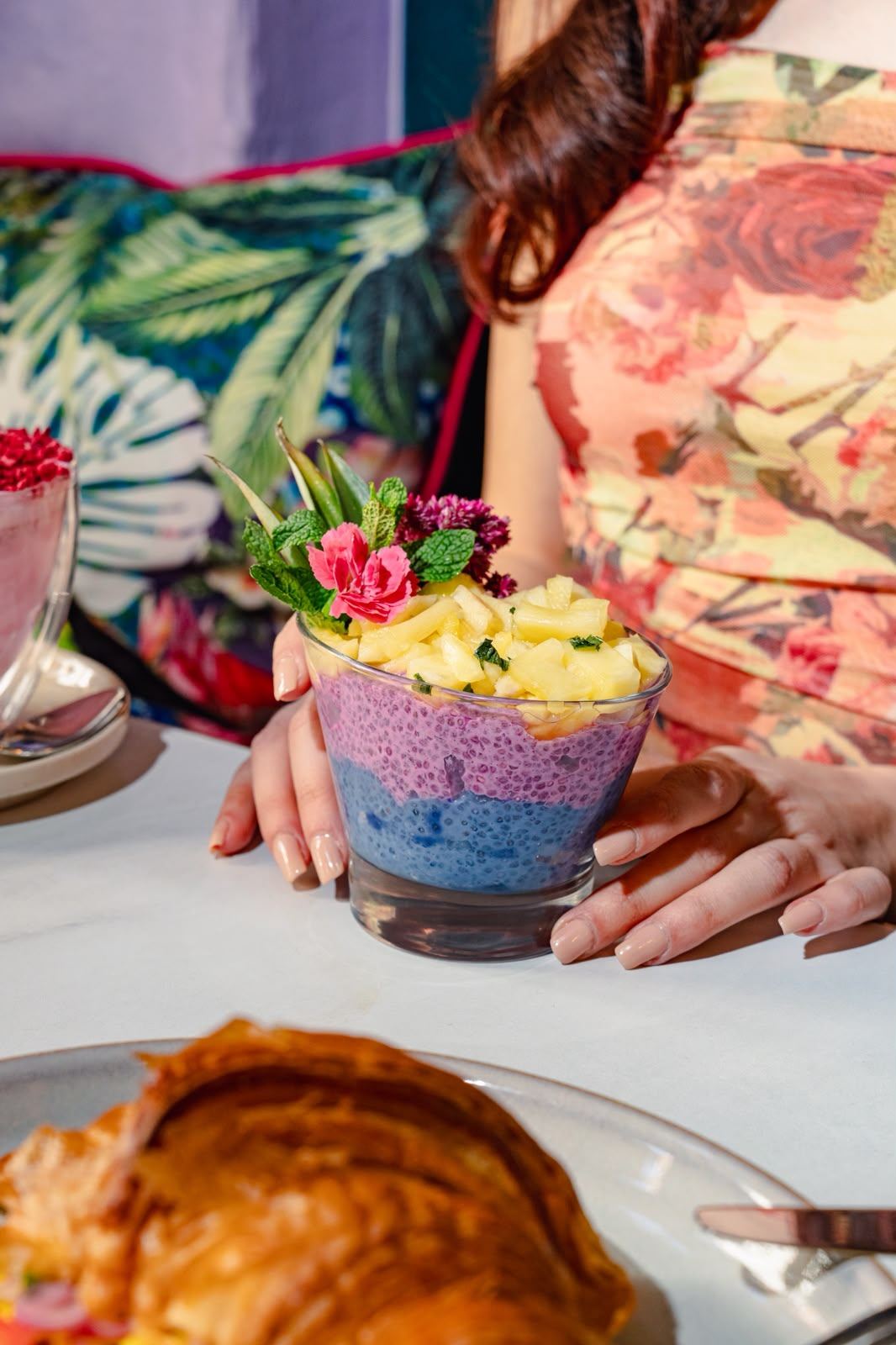 Maïra Ignazzi — hands holding a glass dessert