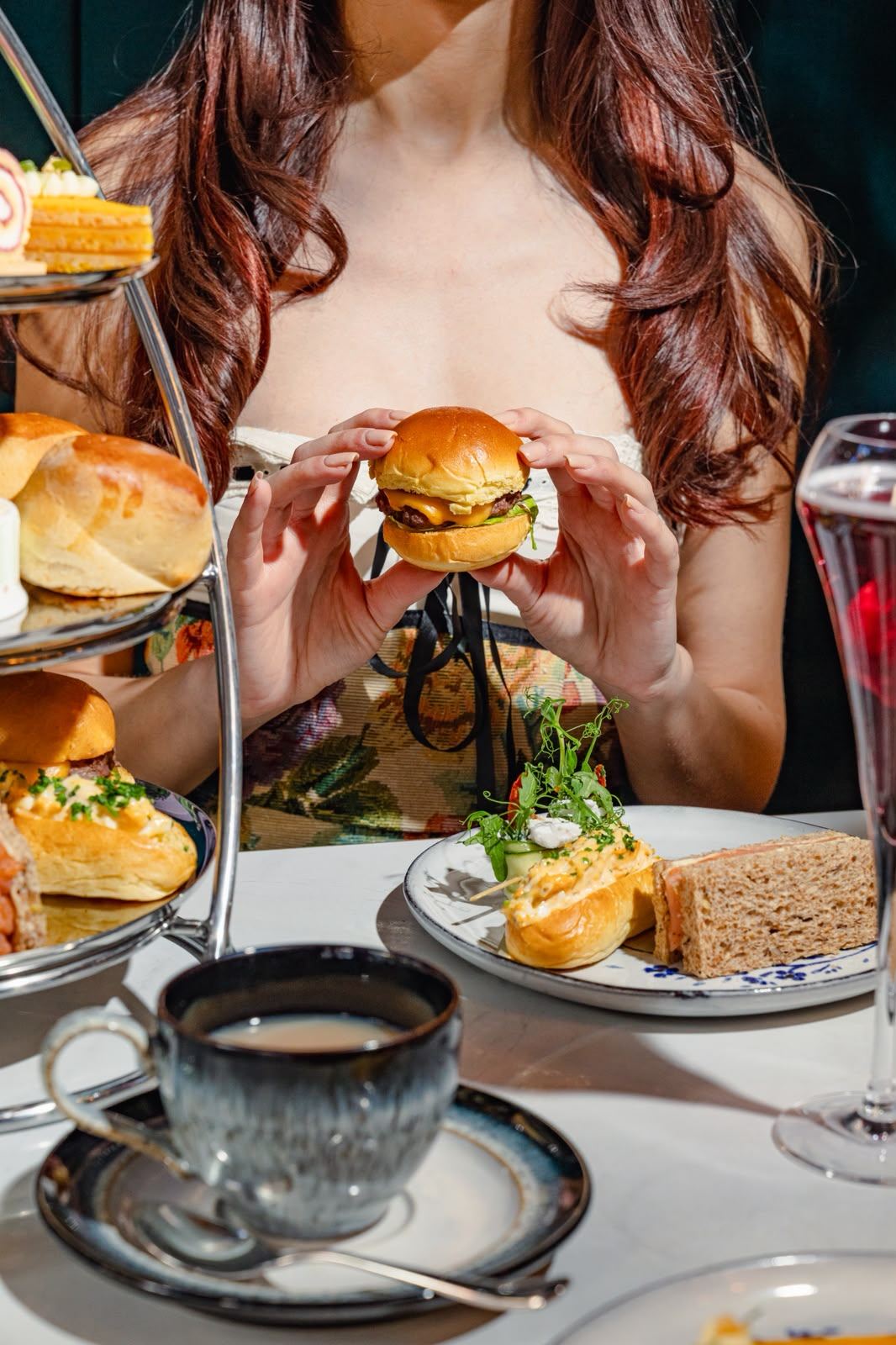 Maïra Ignazzi — hands holding a slider, afternoon tea