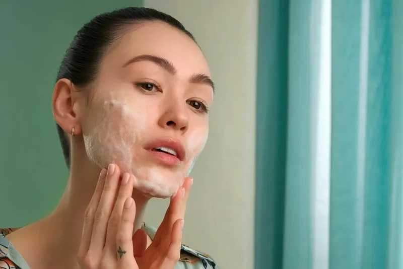China for Foreo — Booked, Hands by TDA